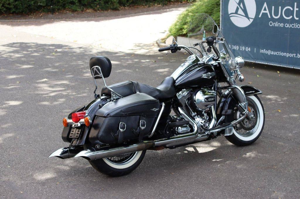 Motorcycle Harley-Davidson ROAD KING Gasoline 2016