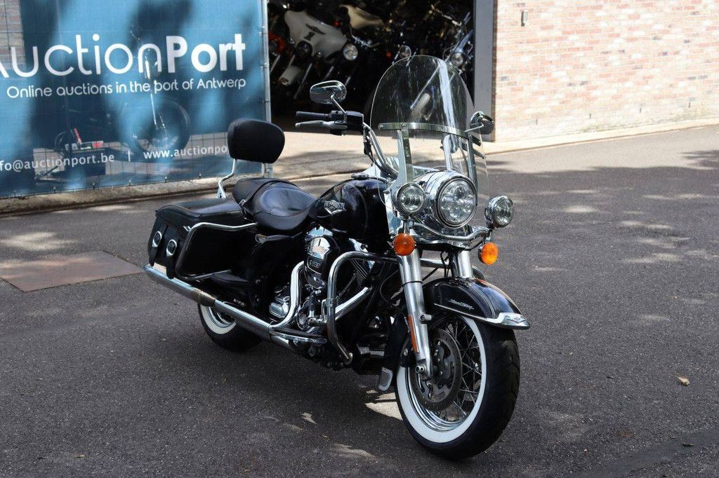 Motorcycle Harley-Davidson ROAD KING Gasoline 2016