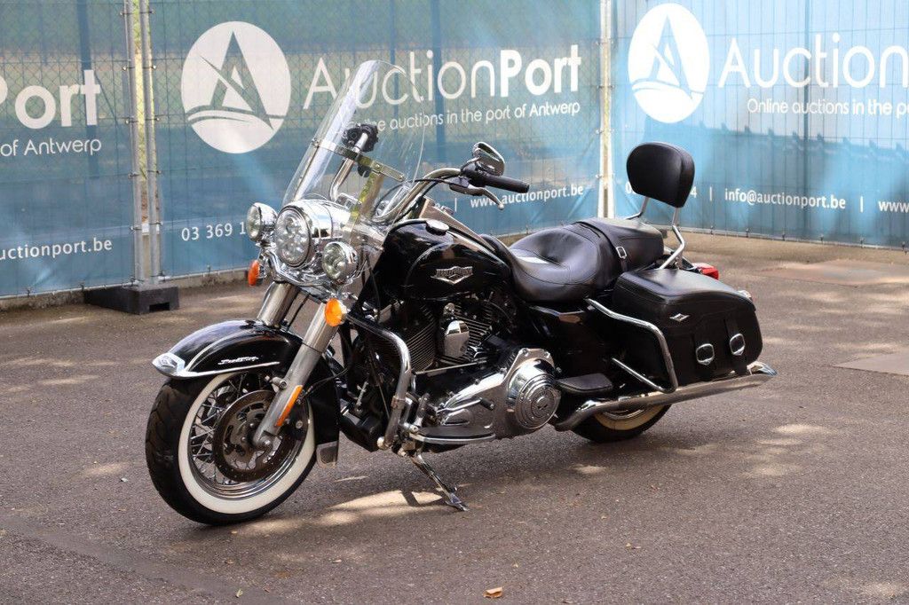 Motorcycle Harley-Davidson ROAD KING Gasoline 2016