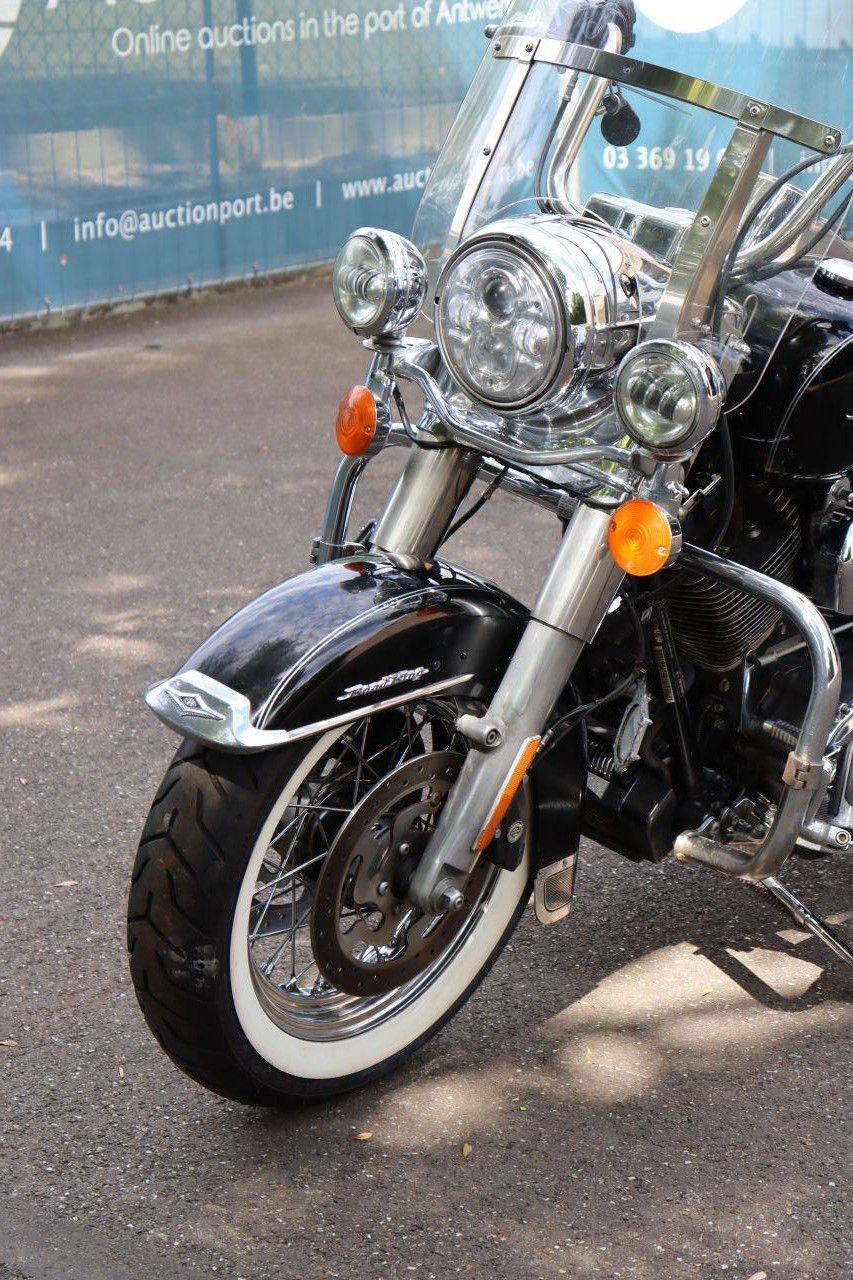 Motorcycle Harley-Davidson ROAD KING Gasoline 2016