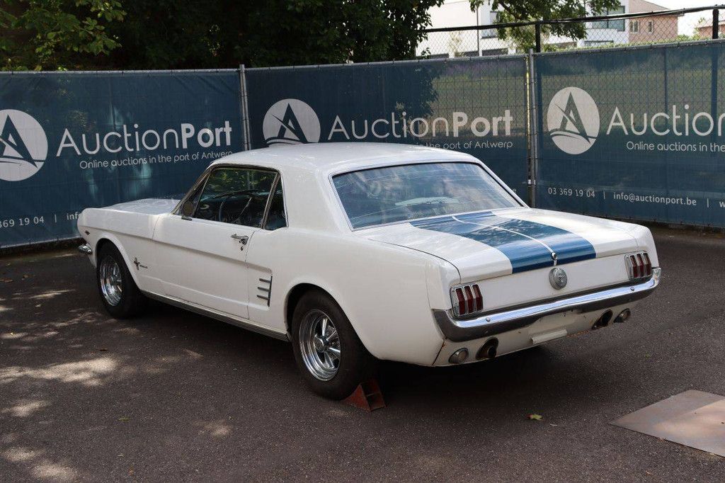 Klassischer Ford Mustang V8 Benziner 1966 (Margin)