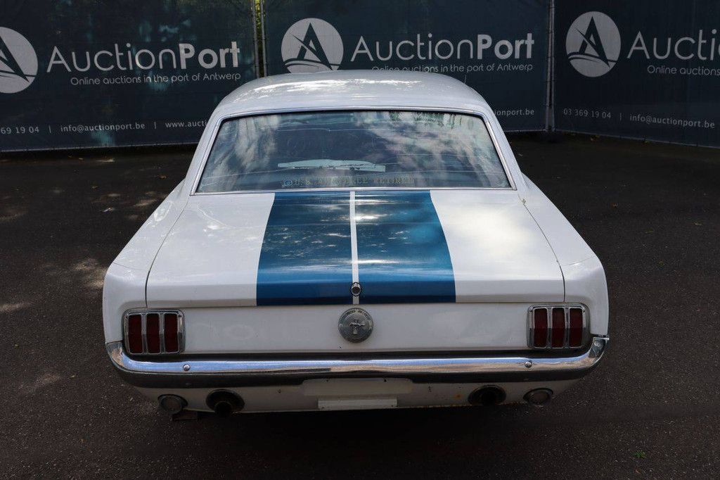 Klassischer Ford Mustang V8 Benziner 1966 (Margin)
