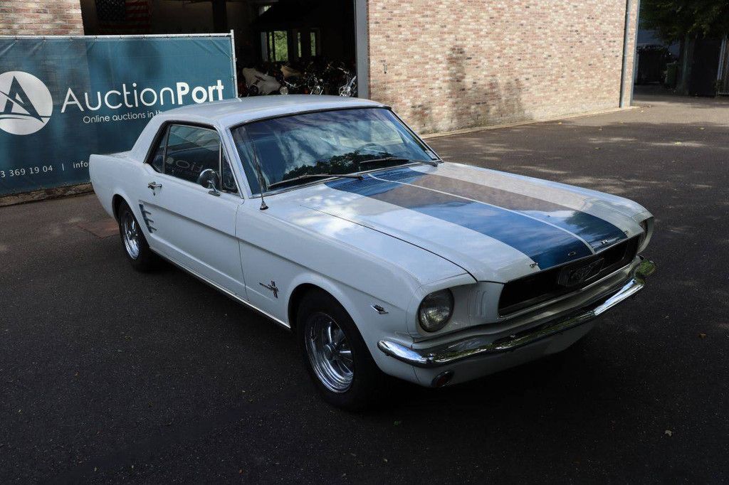 Klassischer Ford Mustang V8 Benziner 1966 (Margin)