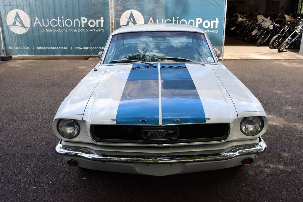 Klassischer Ford Mustang V8 Benziner 1966 (Margin)