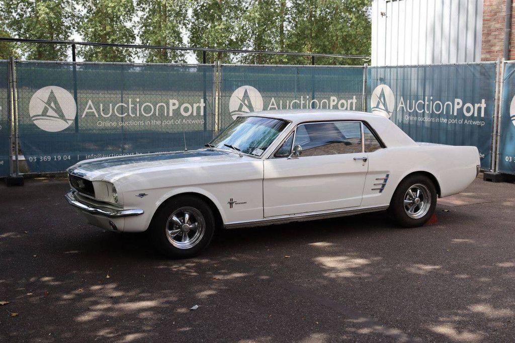 Klassischer Ford Mustang V8 Benziner 1966 (Margin)