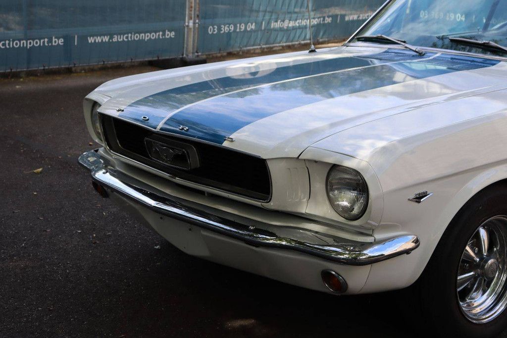 Klassischer Ford Mustang V8 Benziner 1966 (Margin)