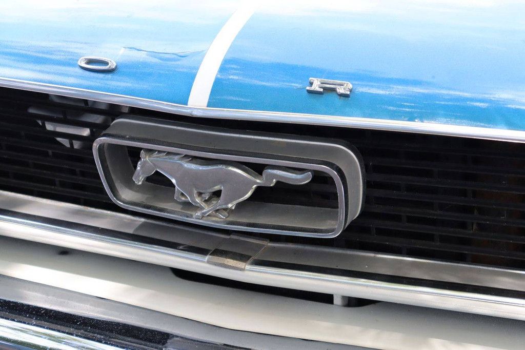 Klassischer Ford Mustang V8 Benziner 1966 (Margin)