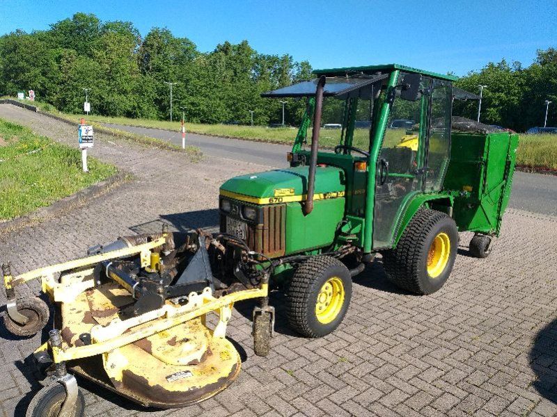 John Deere 670 mit Mähwerk und Grasaufnahme