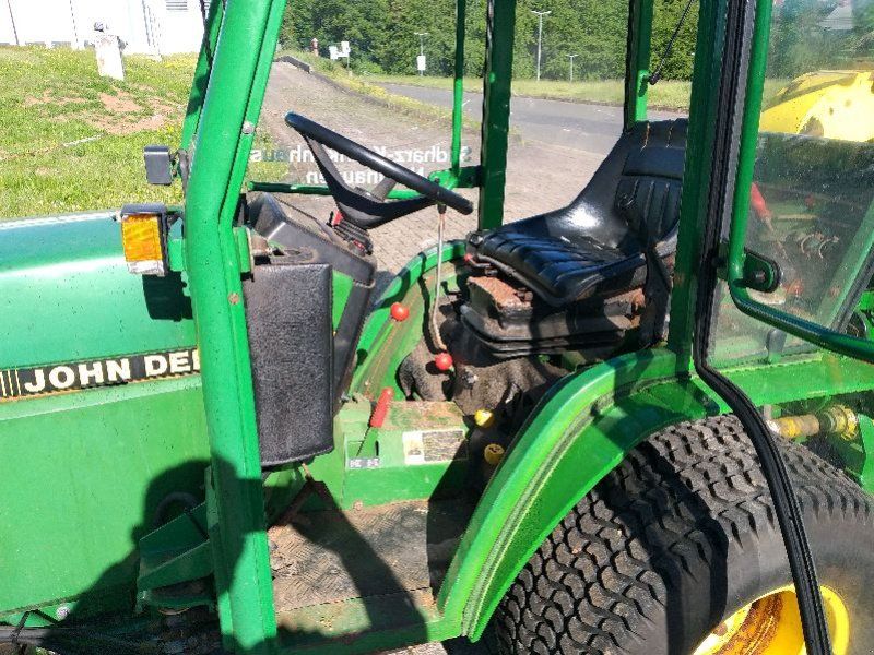 John Deere 670 mit Mähwerk und Grasaufnahme