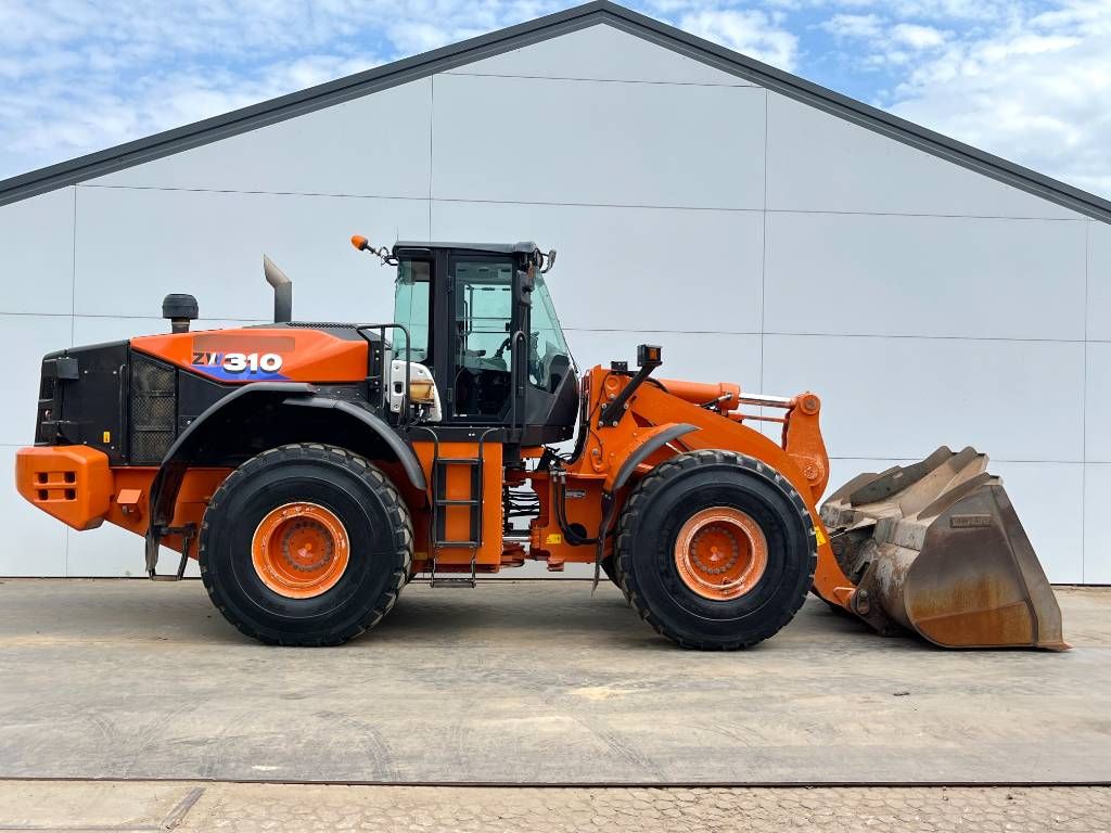 Hitachi ZW310-6 - Automatic Greasing / GOOD TYRES