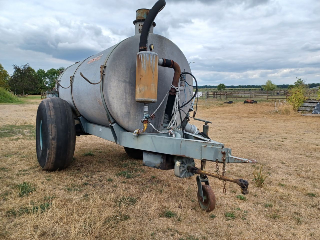 Mesttank ,watertank ,gierton ,cultuurbanden michelin