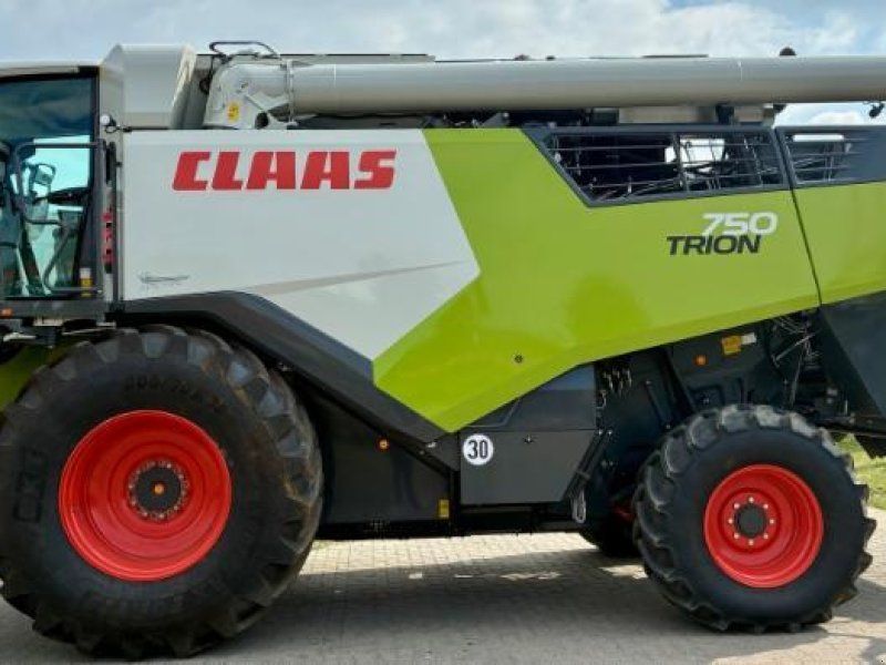 Claas TRION 750