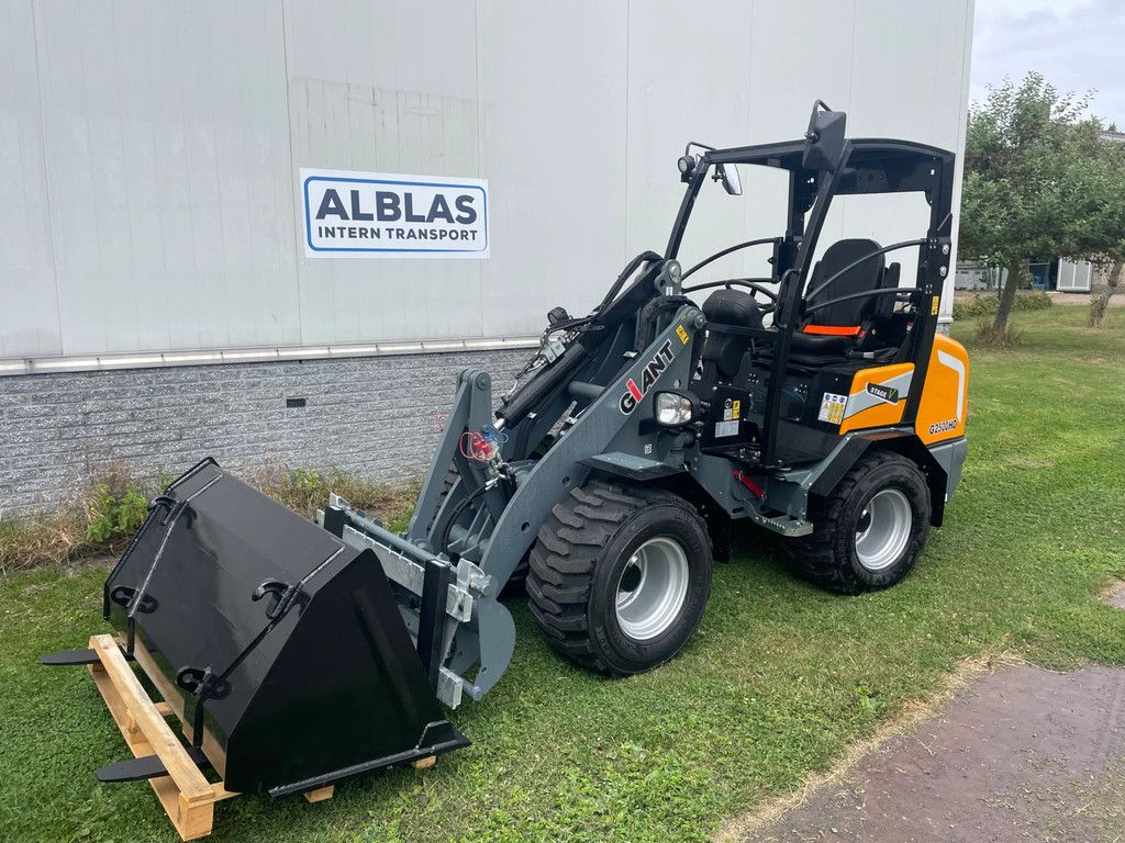 Giant G2500HD Xtra NIEUW !! Met bak en lepels