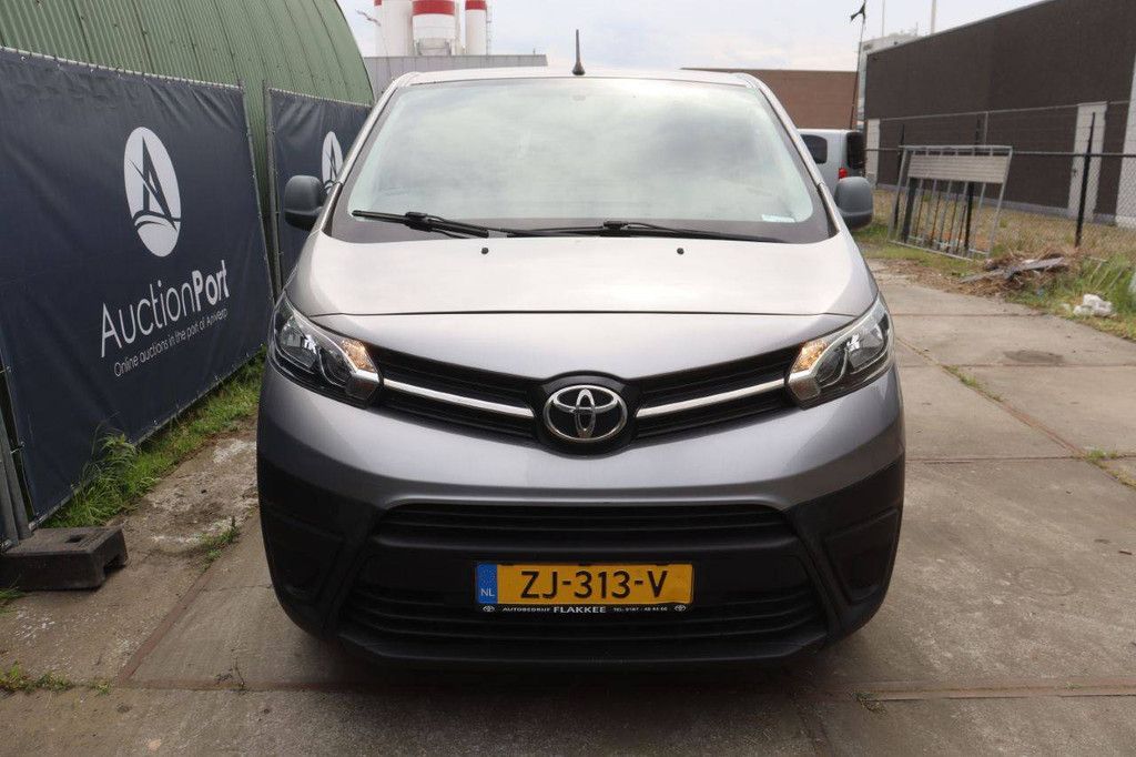 9-seater Toyota Proace Diesel 120hp 2019