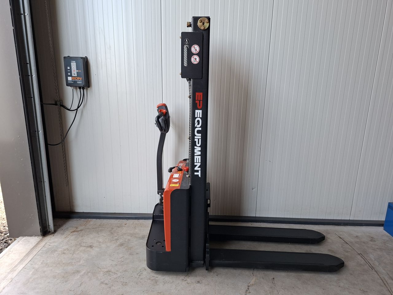 Elektrische stapelaar EST122 2.7 meter 1200 kg 6 uur nieuwe accu