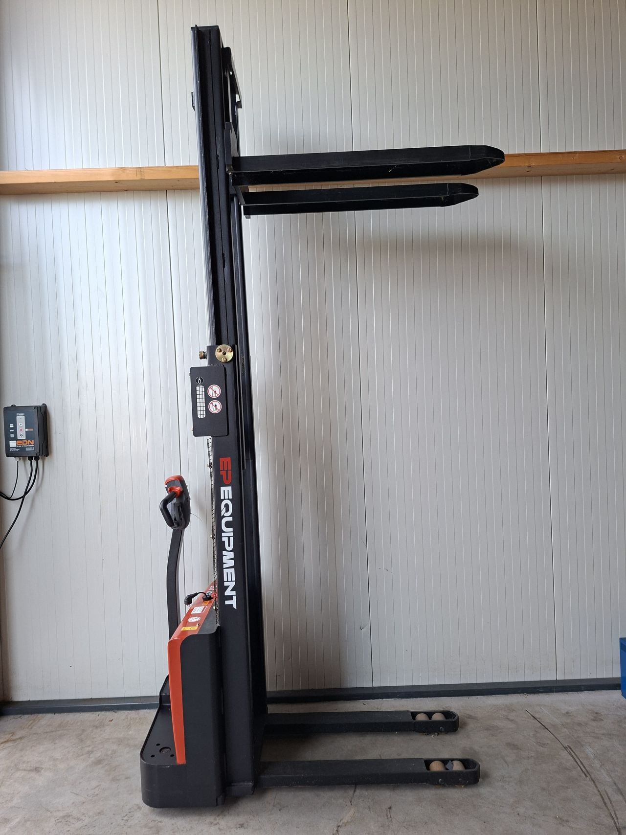 Elektrische stapelaar EST122 2.7 meter 1200 kg 6 uur nieuwe accu