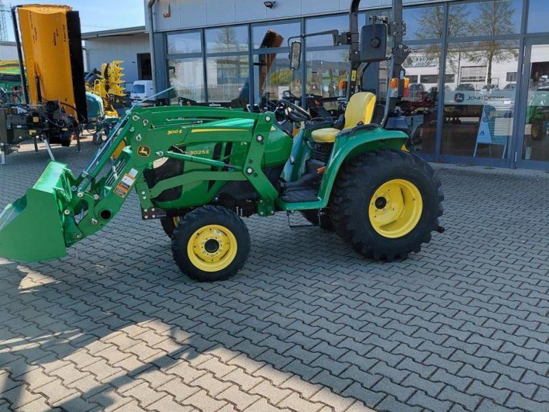 John Deere 3025E