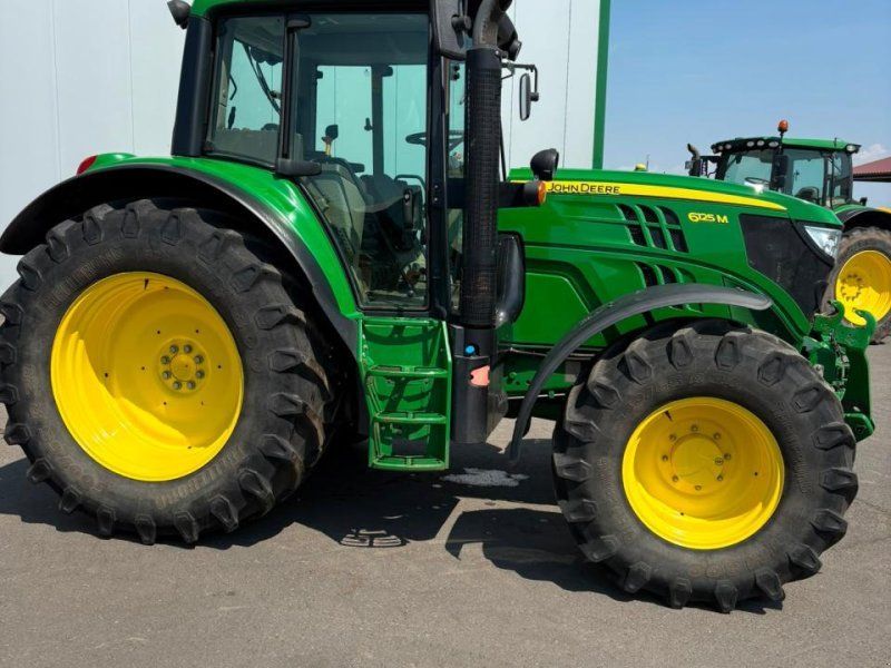 John Deere 6125M Plus