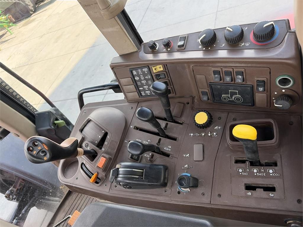 John Deere 6520