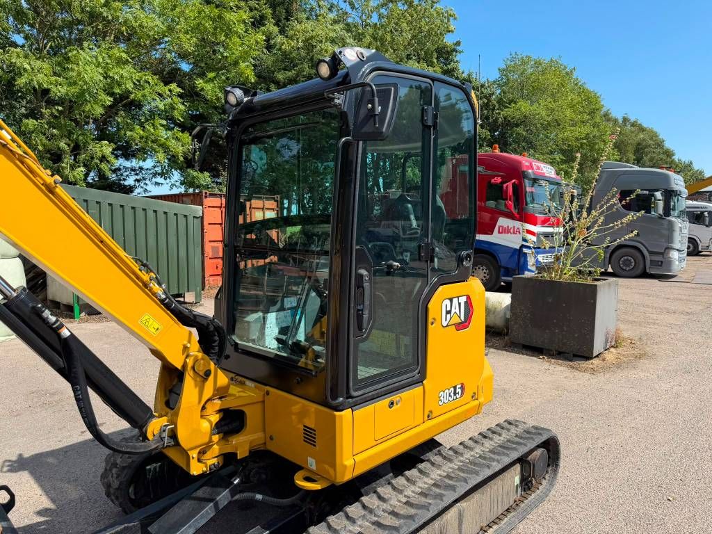 CAT 303.5 - Like new!