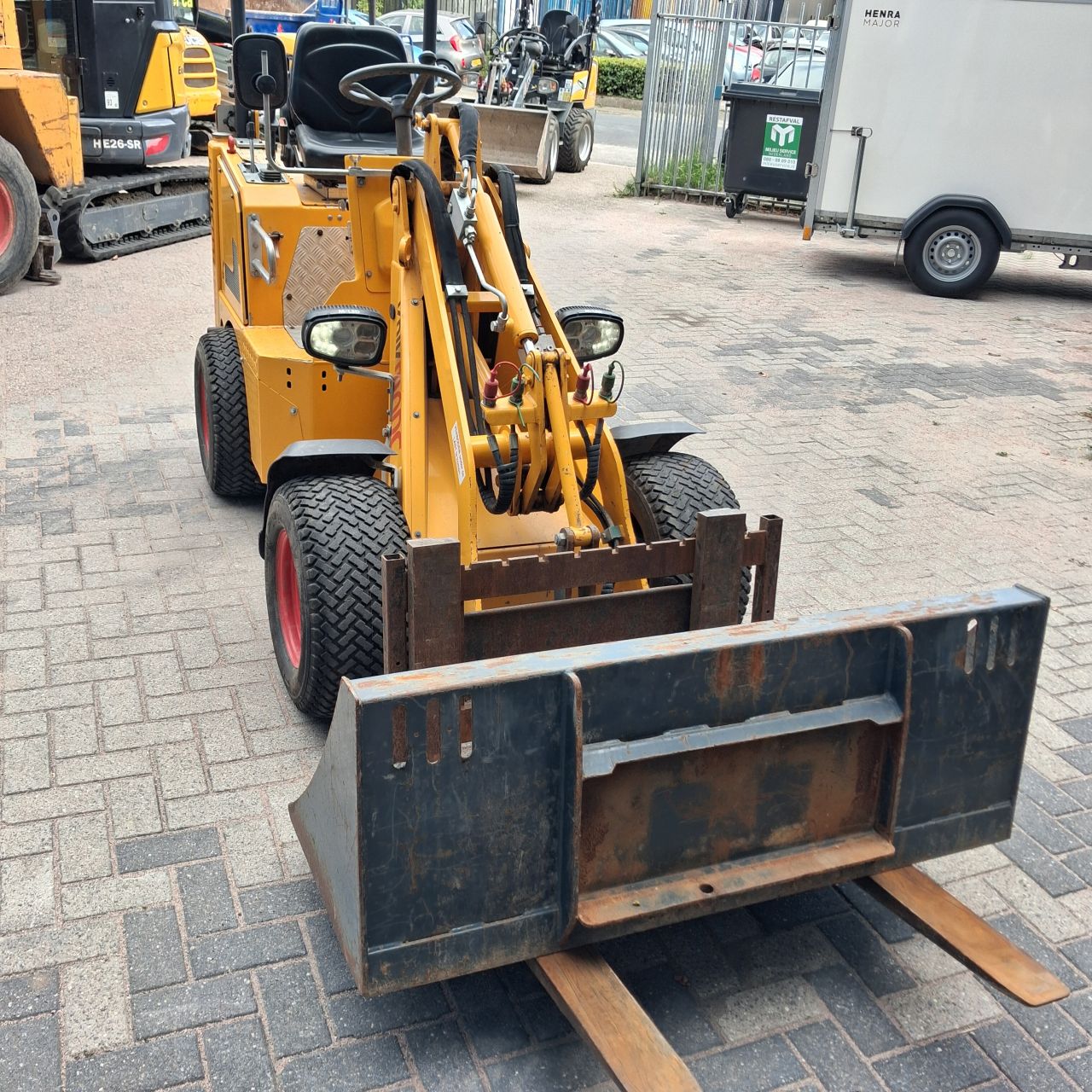 Knikmops 100 Minishovel.