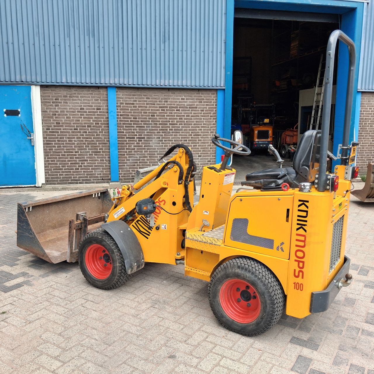 Knikmops 100 Minishovel.