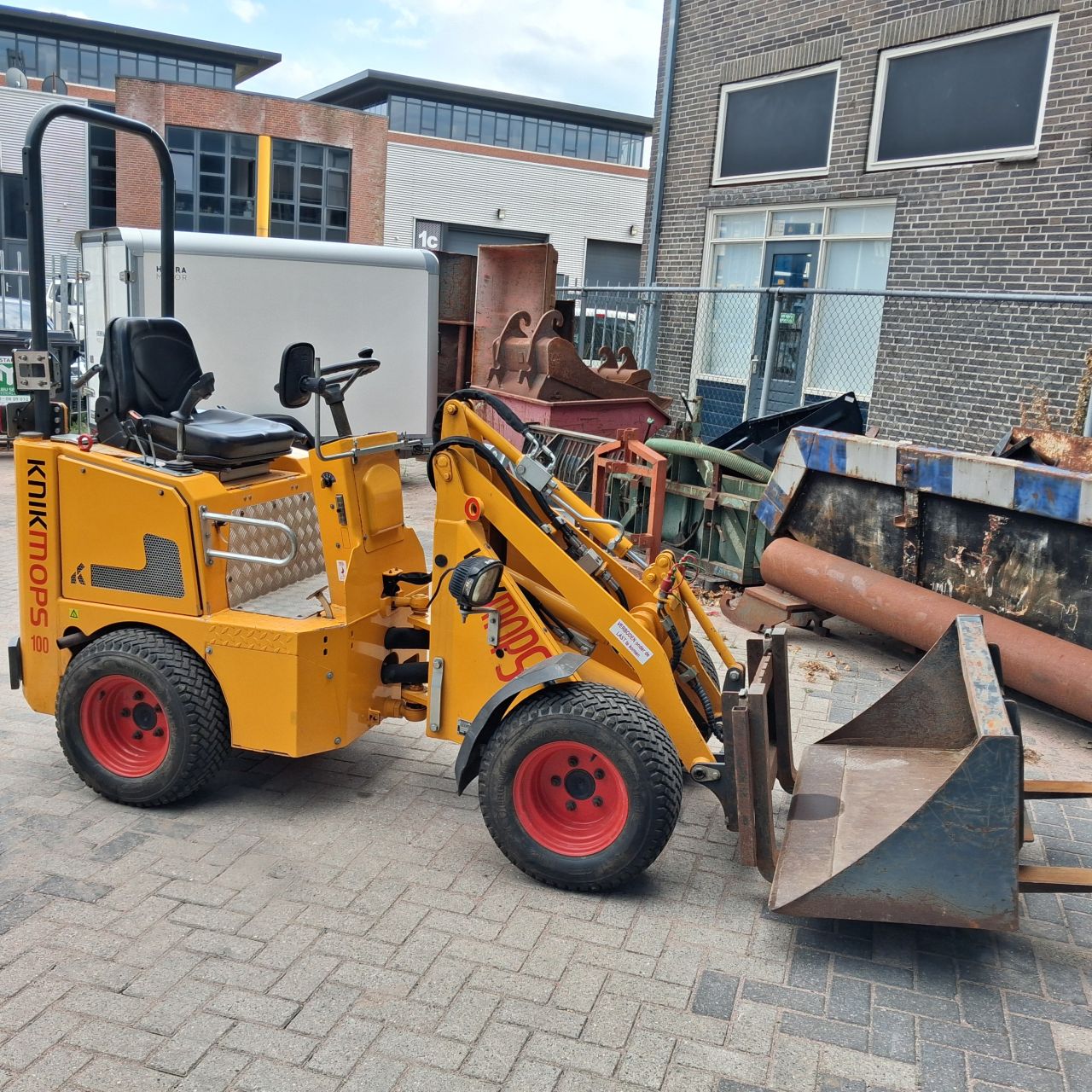 Knikmops 100 Minishovel.