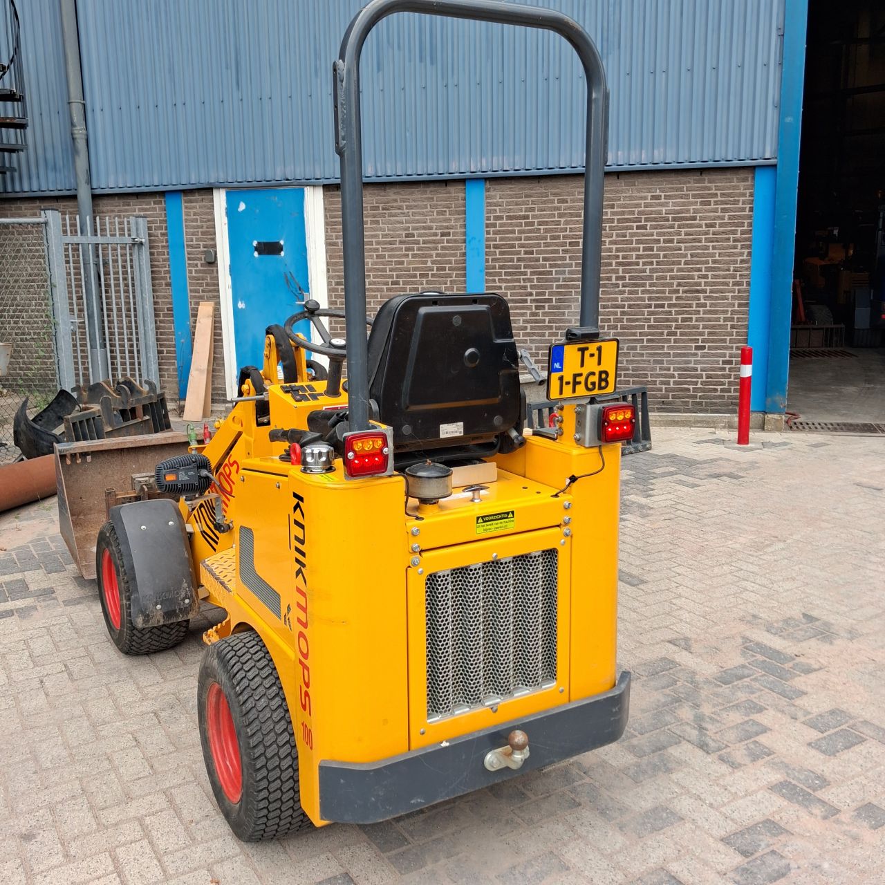 Knikmops 100 Minishovel.