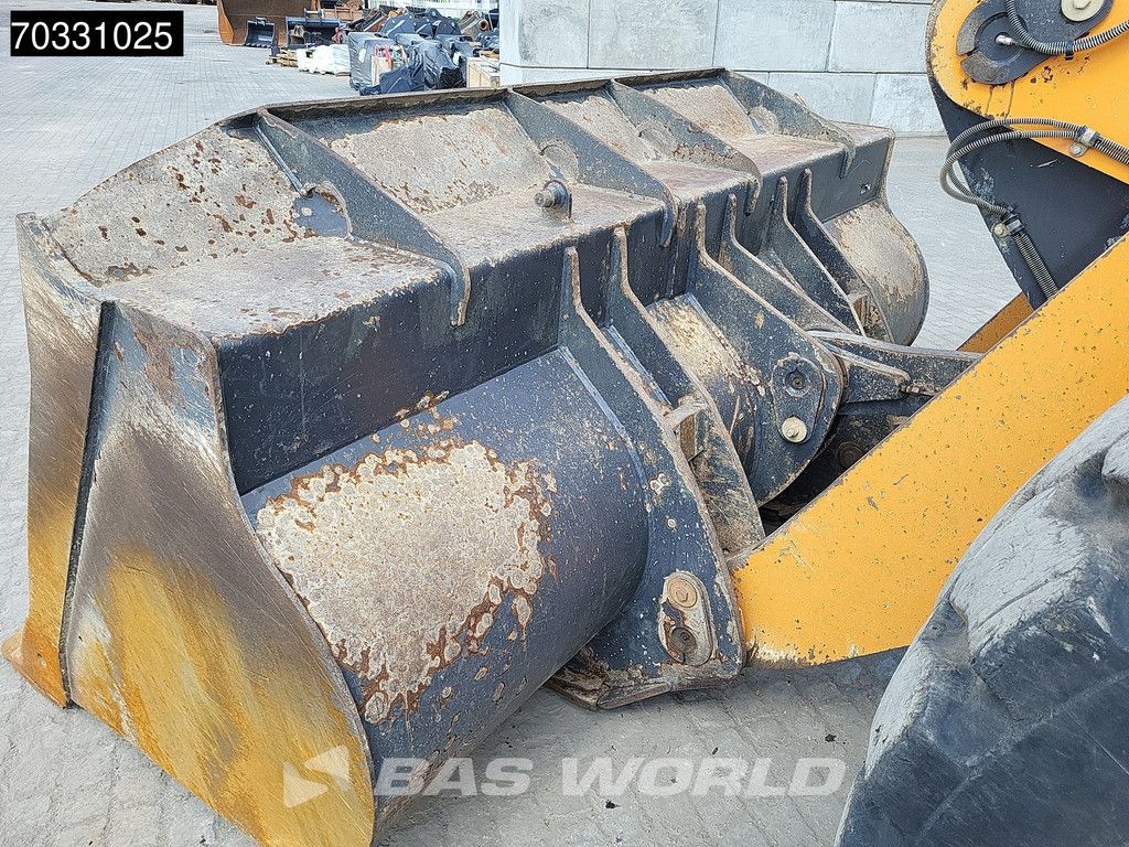 Case 821 G
