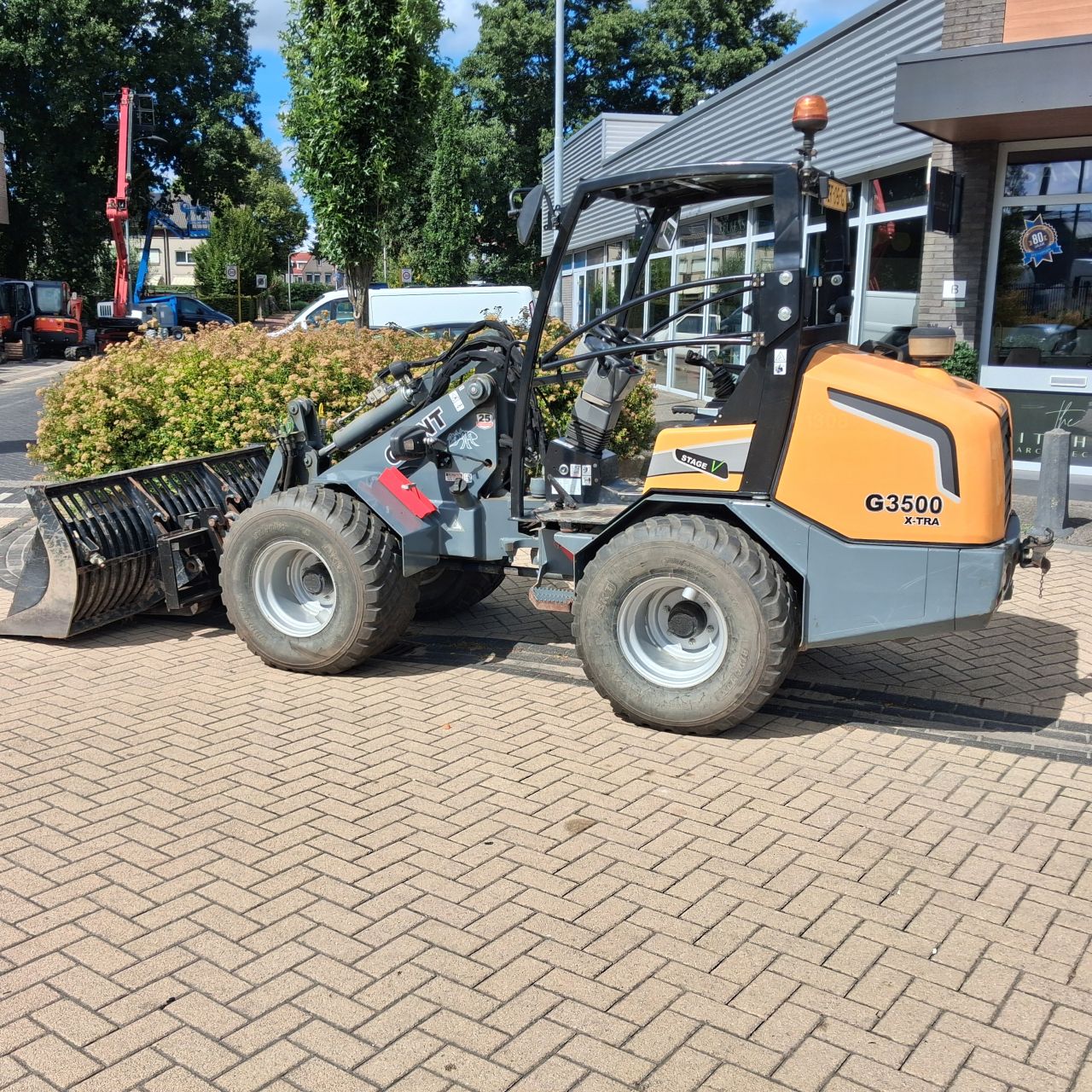 Giant G3500 Minishovel.