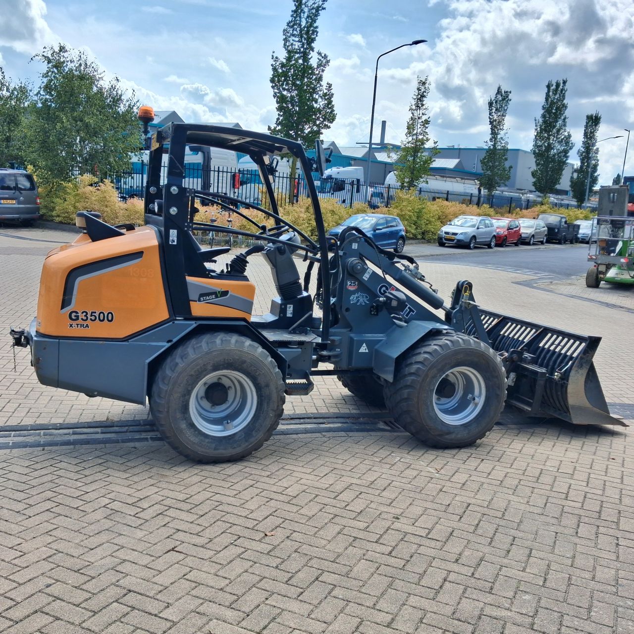 Giant G3500 Minishovel.
