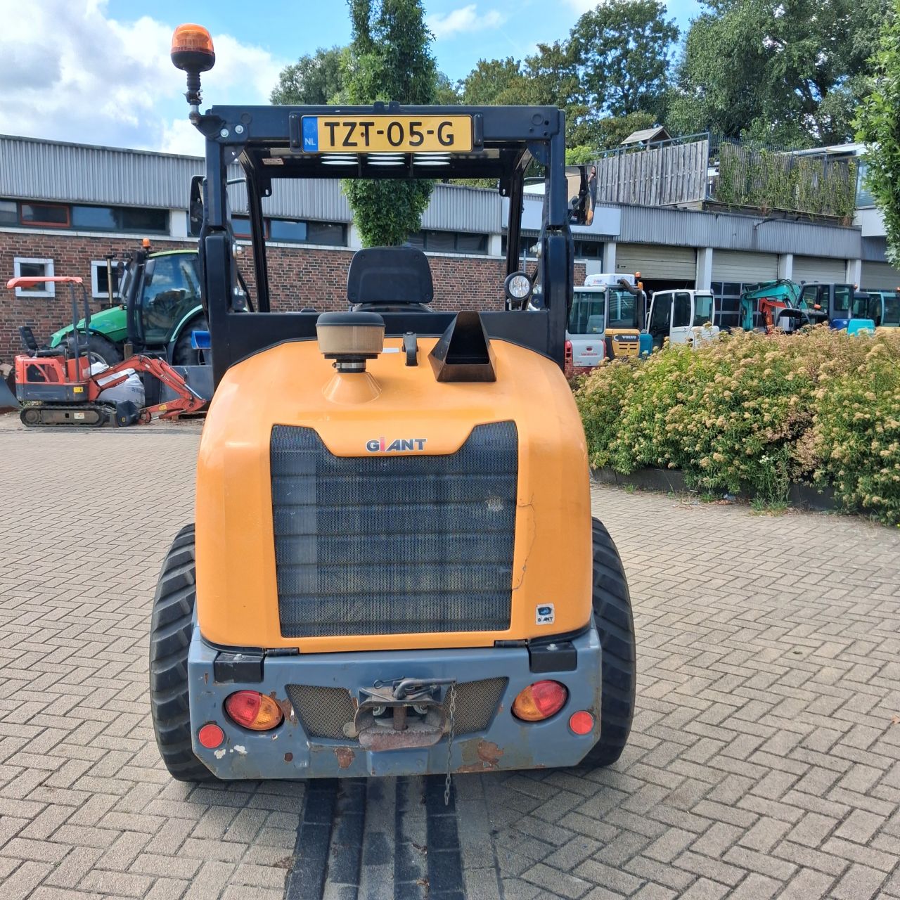 Giant G3500 Minishovel.