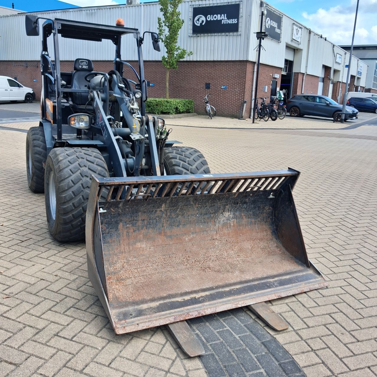Giant G3500 Minishovel.