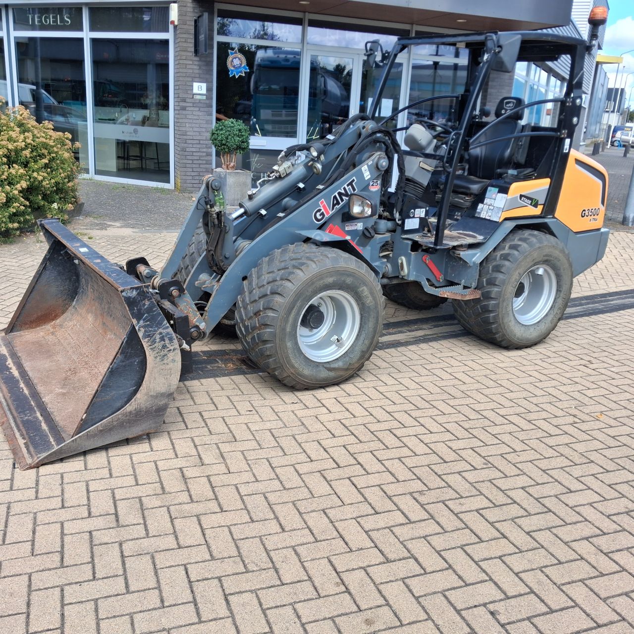 Giant G3500 Minishovel.