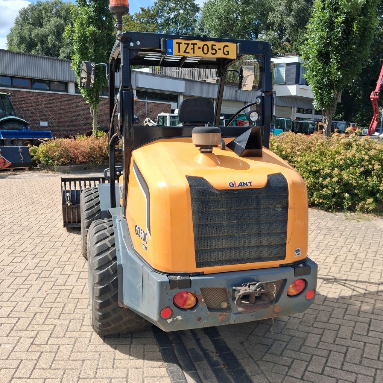 Giant G3500 Minishovel.