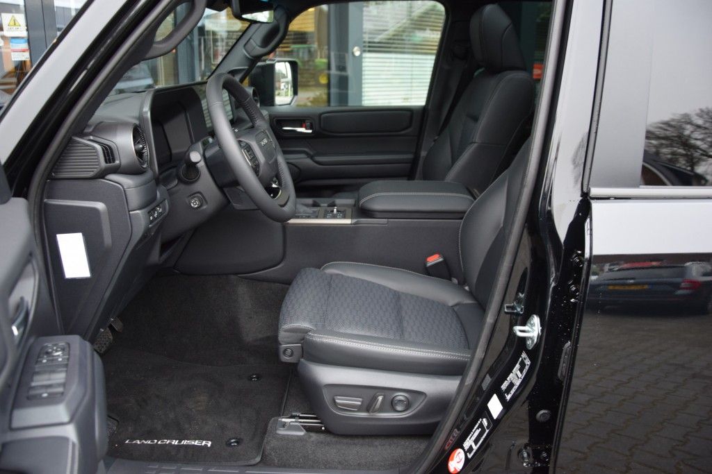 Toyota Landcruiser 250 2.8 D-4D 5DRS PROFESSIONAL PANODAK A/T VAN