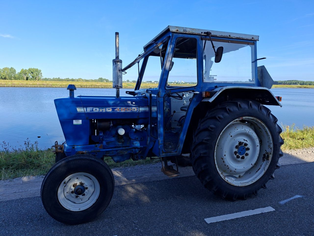 Ford 4000 met cabine