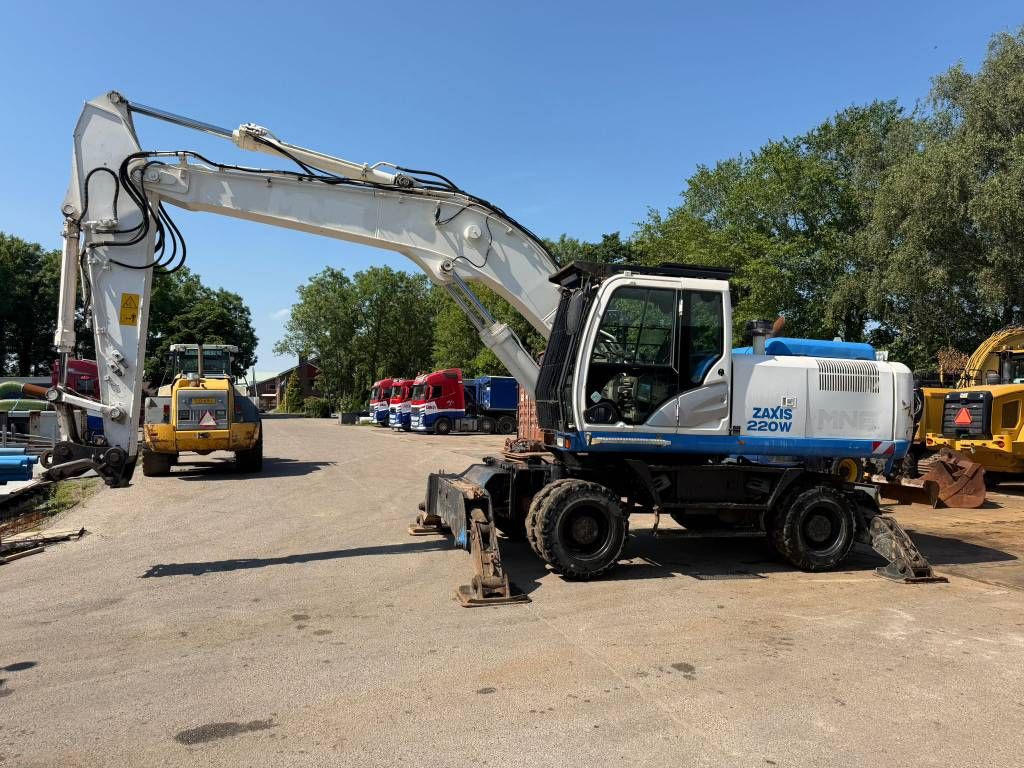 Hitachi ZX220 W-5 outriggers