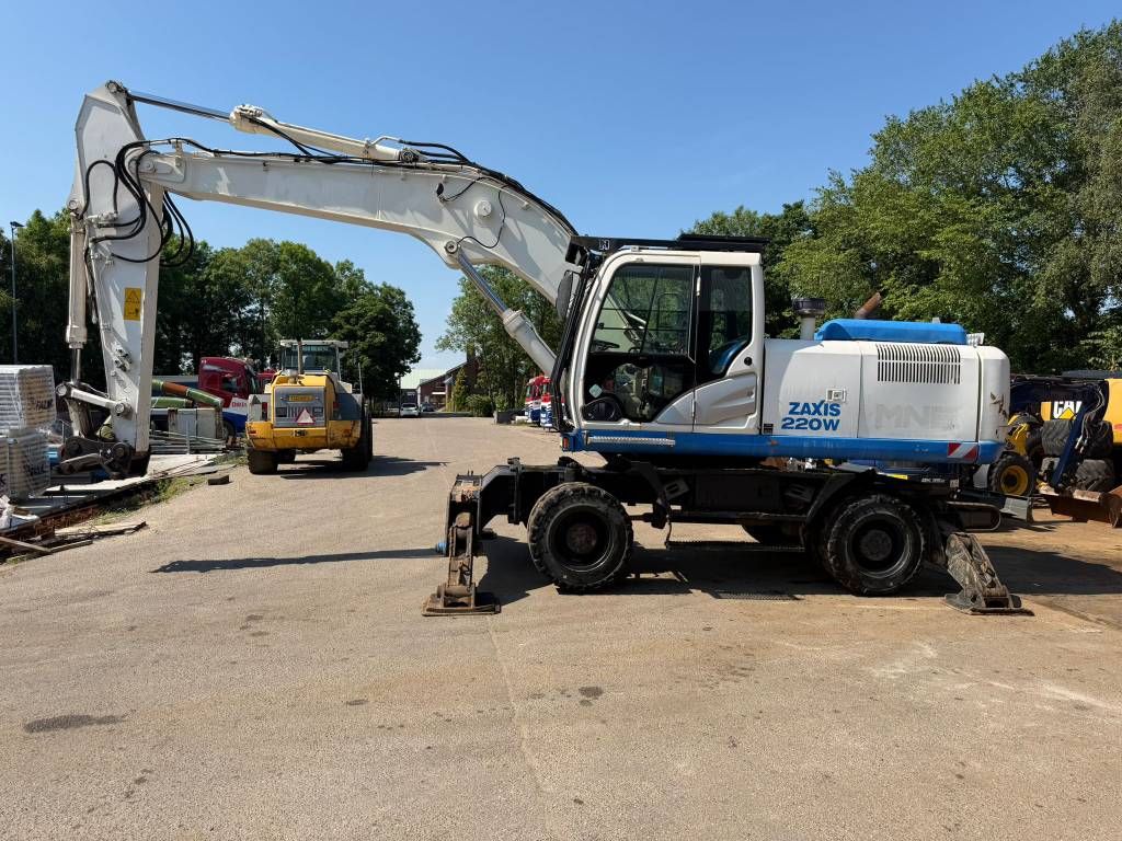 Hitachi ZX220 W-5 outriggers