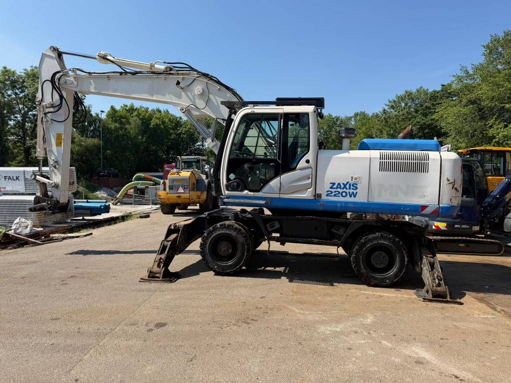 Hitachi ZX220 W-5 outriggers