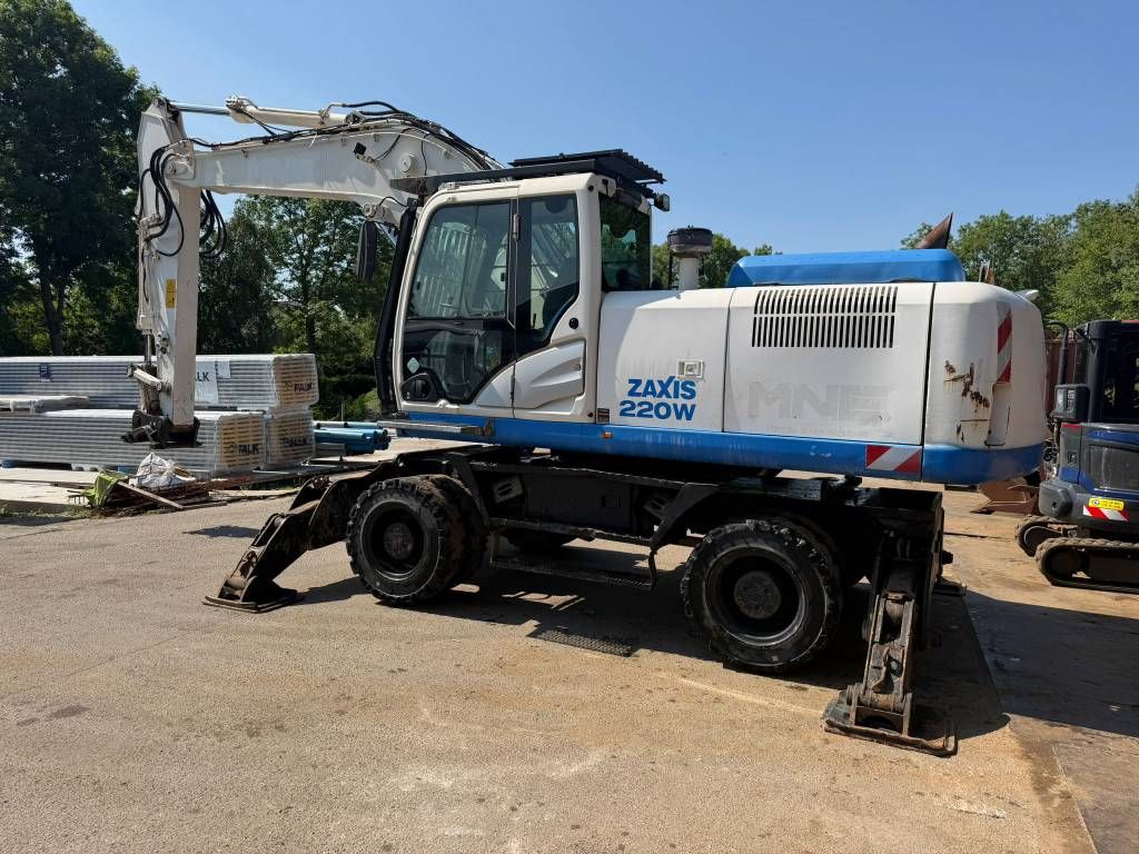 Hitachi ZX220 W-5 outriggers