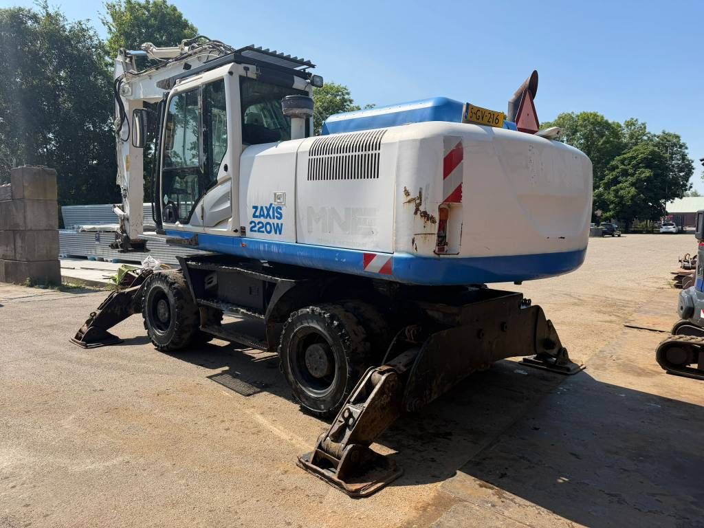 Hitachi ZX220 W-5 outriggers
