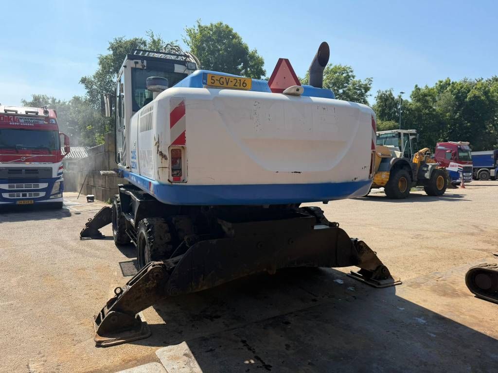 Hitachi ZX220 W-5 outriggers