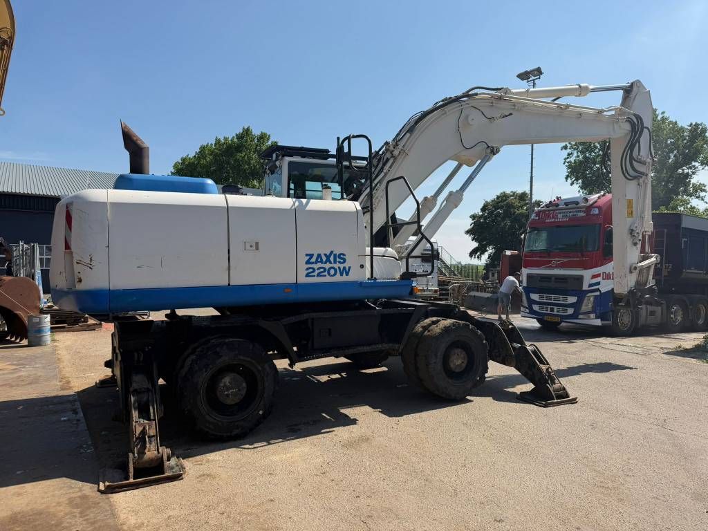 Hitachi ZX220 W-5 outriggers
