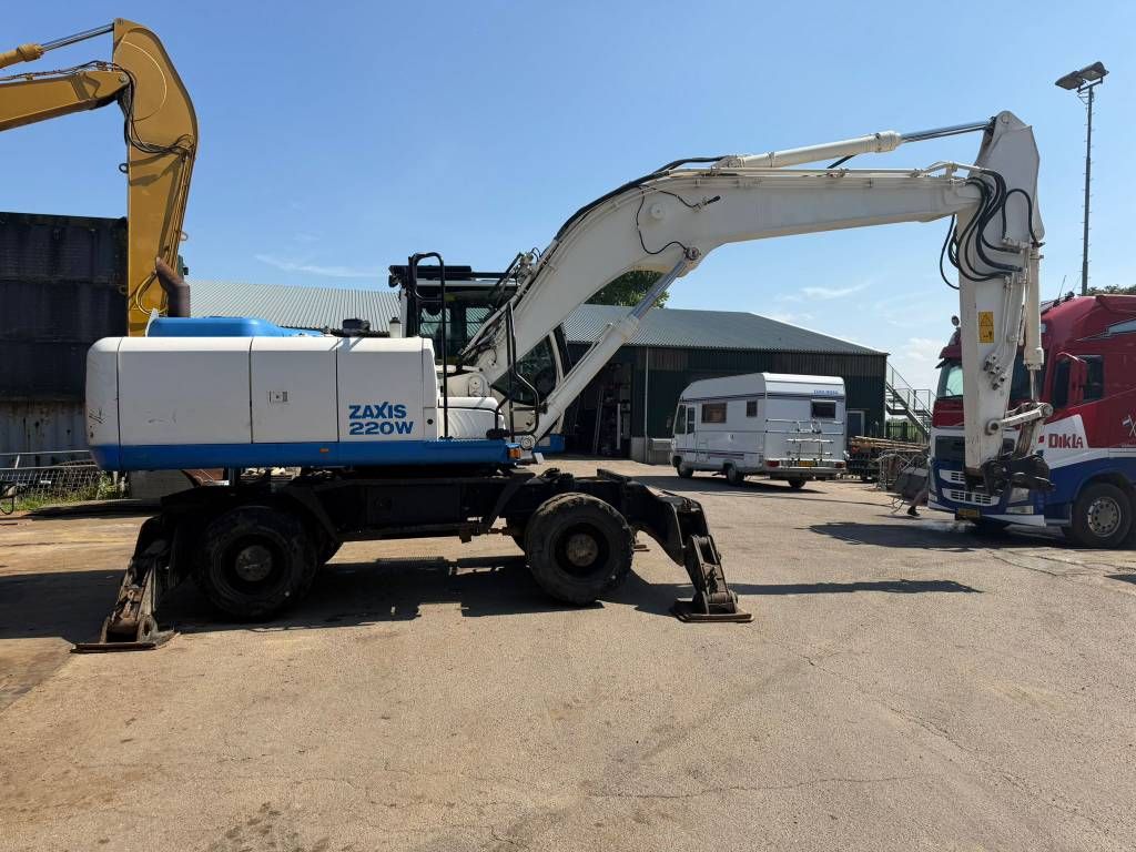 Hitachi ZX220 W-5 outriggers
