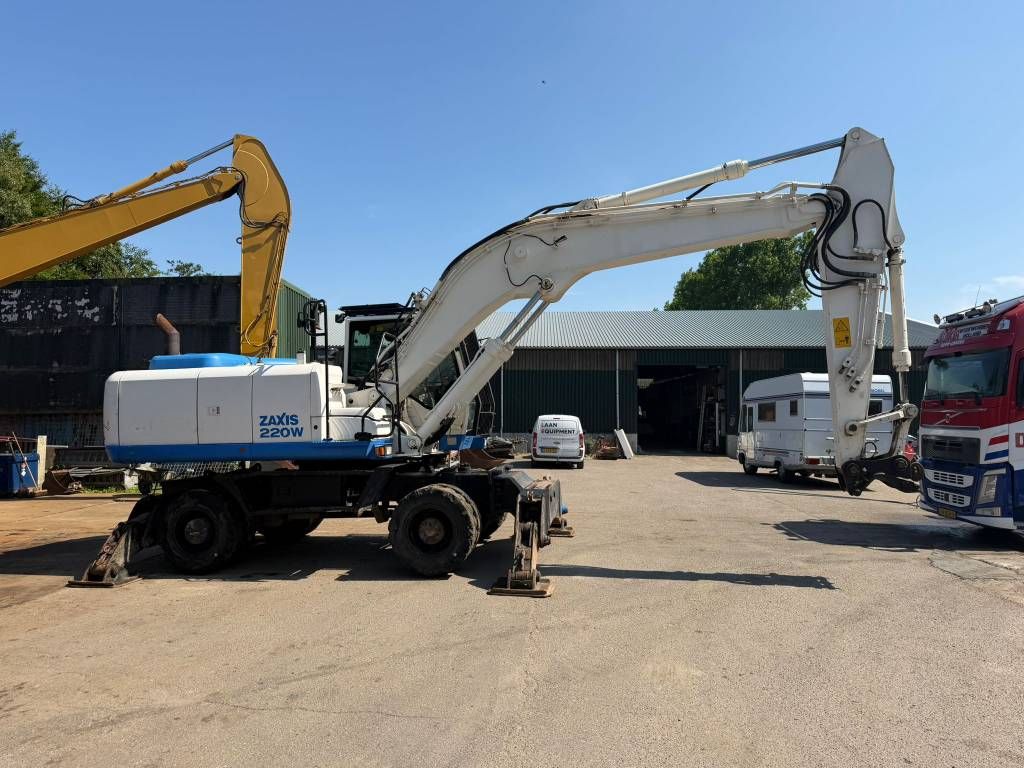 Hitachi ZX220 W-5 outriggers
