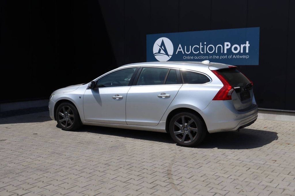 Volvo V60 D3 R-Design Diesel Kombi 150 PS 2016