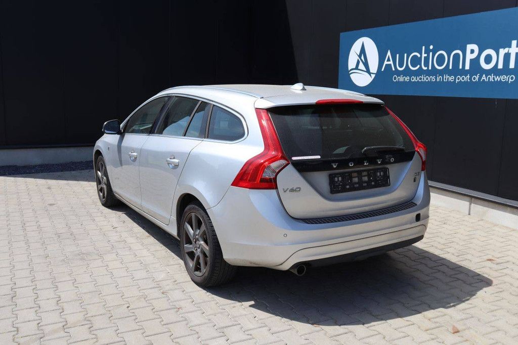 Volvo V60 D3 R-Design Diesel Kombi 150 PS 2016