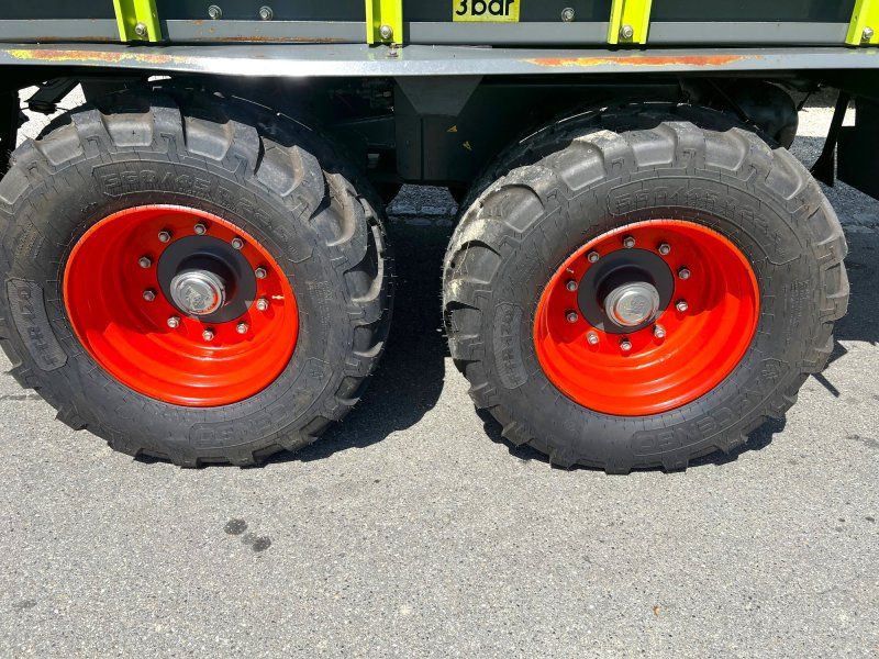 Claas Quantum 5500 P mit neuer 22,5-Zoll Bereifung und mit Nachlauflen