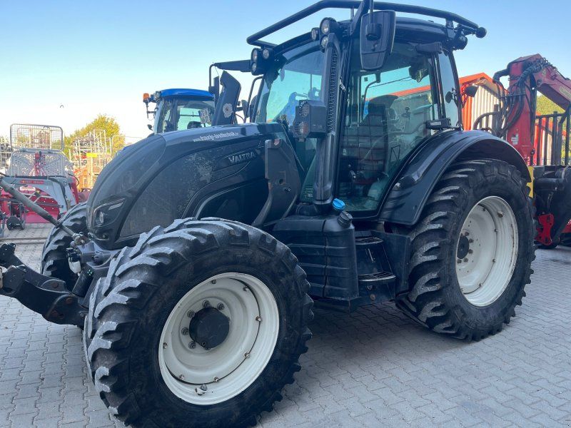 Valtra N134 A mit Rüfa und Forstausrüstung